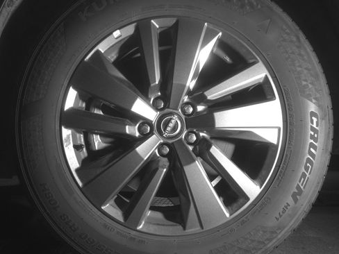 Used 2025 Nissan Pathfinder SV image 12