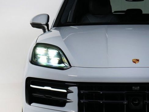 Certified 2025 Porsche Cayenne image 23