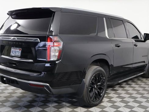Used 2023 Chevrolet Suburban LT w/ LT Signature Package RWD image 3
