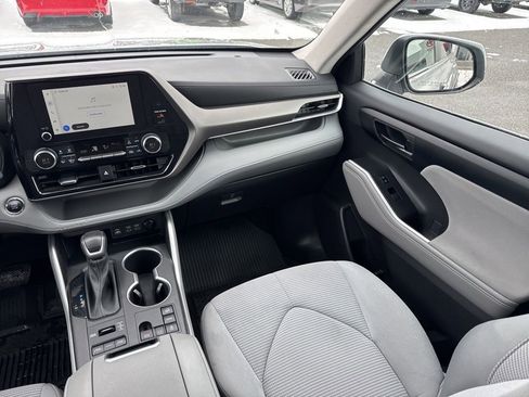 Used 2023 Toyota Highlander LE image 12