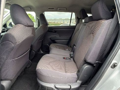 Used 2024 Toyota Highlander LE AWD/4WD image 34