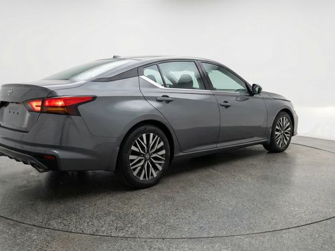 Used 2025 Nissan Altima 2.5 SV FWD image 9