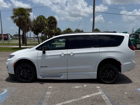 Used 2024 Chrysler Pacifica Touring-L w/ S Appearance Package FWD image 5