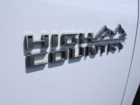 Used 2023 Chevrolet Traverse High Country AWD/4WD image 32