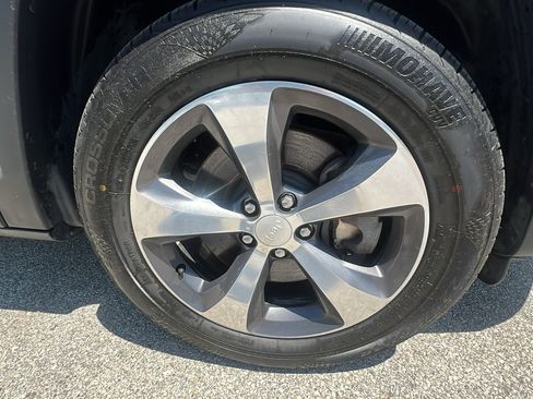 Used 2019 Jeep Cherokee Limited w/ Luxury Group AWD/4WD image 9