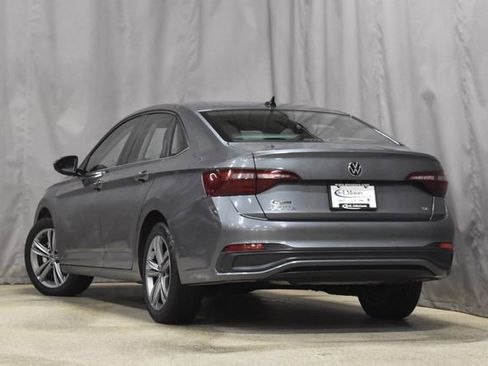 Used 2024 Volkswagen Jetta SE image 2