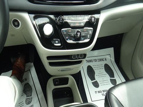 Certified 2024 Chrysler Pacifica Touring-L FWD image 24