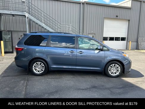 Used 2017 Toyota Sienna XLE Premium FWD image 2