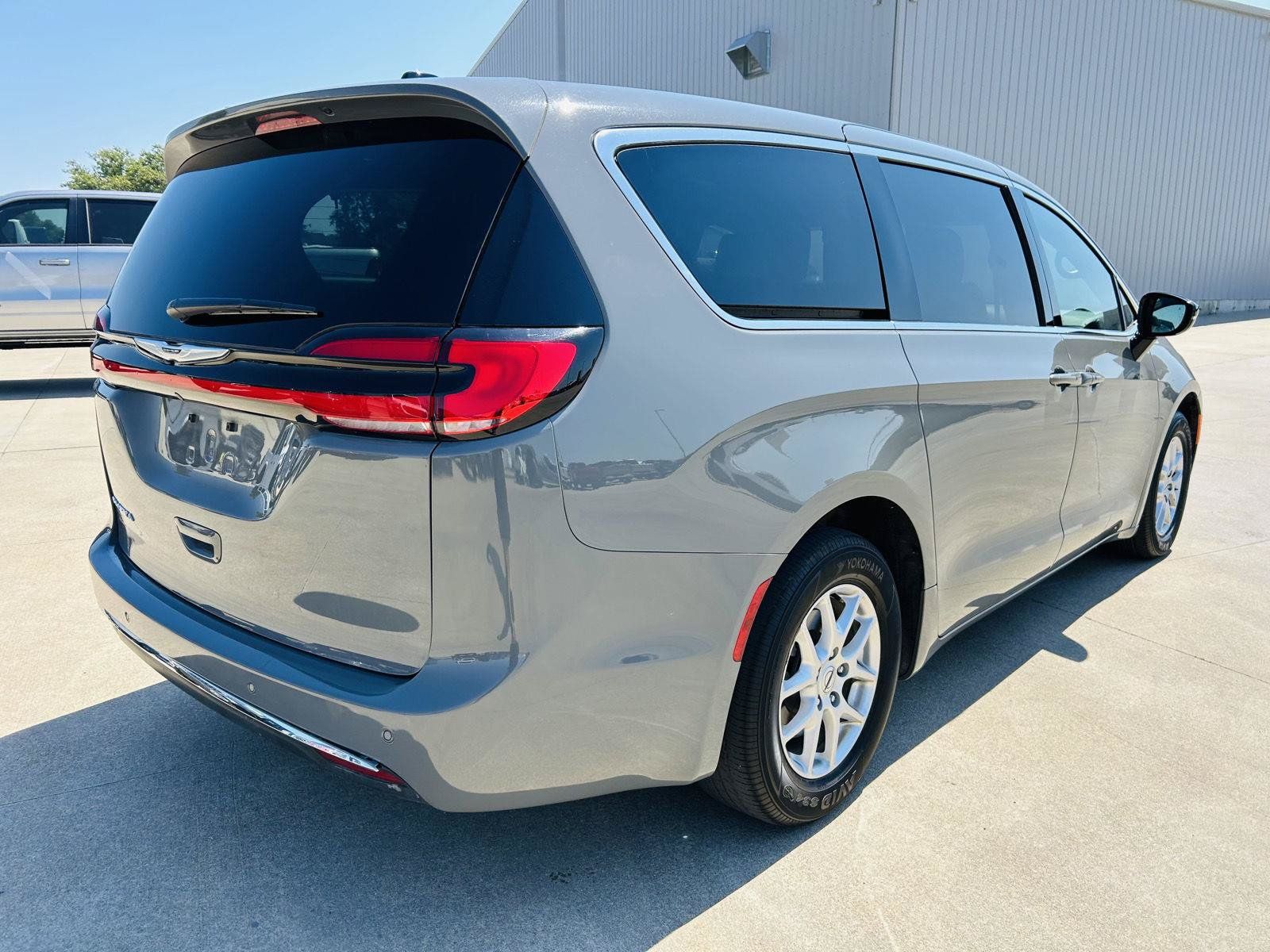Used 2025 Chrysler Pacifica Select FWD image 39