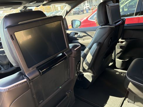 New 2026 Chrysler Pacifica Limited w/ Uconnect Theater Family Group FWD image 19