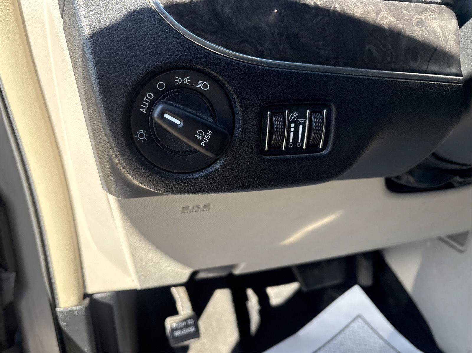 Used 2015 Chrysler Town & Country Touring FWD image 15