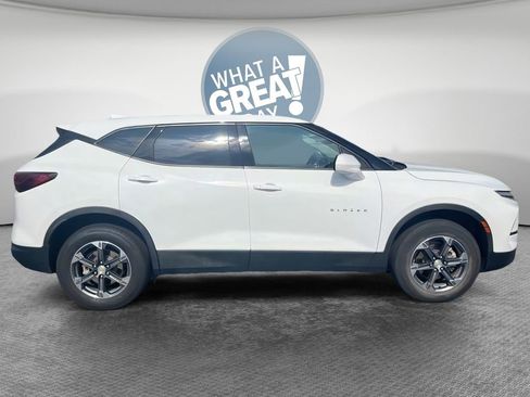 Used 2025 Chevrolet Blazer LT AWD/4WD image 2