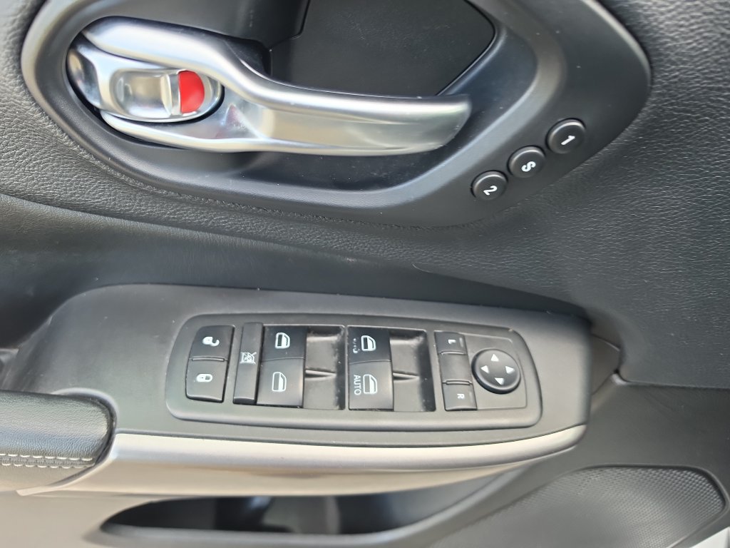 Used 2019 Jeep Cherokee Limited FWD image 21