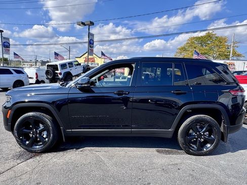 New 2025 Jeep Grand Cherokee Limited w/ Black Appearance Package image 4