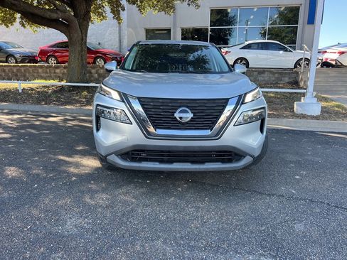 Used 2023 Nissan Rogue SV image 2