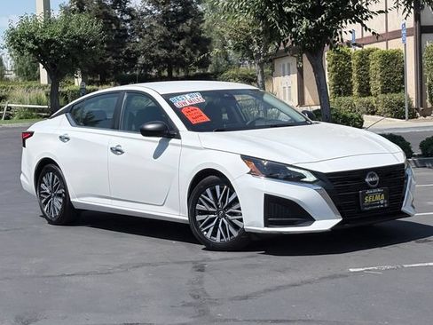 Used 2025 Nissan Altima 2.5 SV FWD image 2