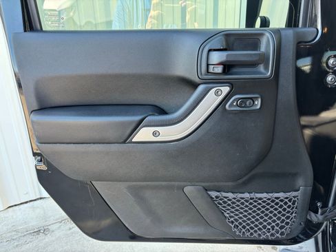 Used 2018 Jeep Wrangler Unlimited Sahara w/ Connectivity Group image 11