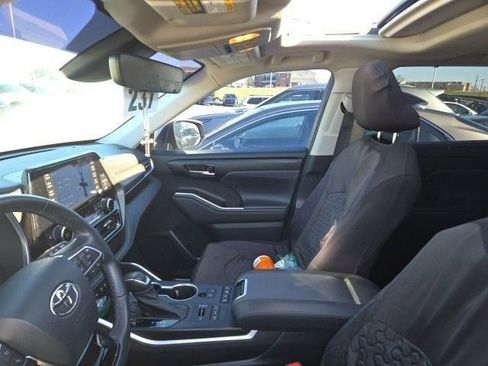 Used 2021 Toyota Highlander XLE AWD/4WD image 6