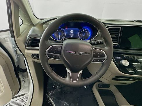 Used 2023 Chrysler Pacifica Touring-L image 16