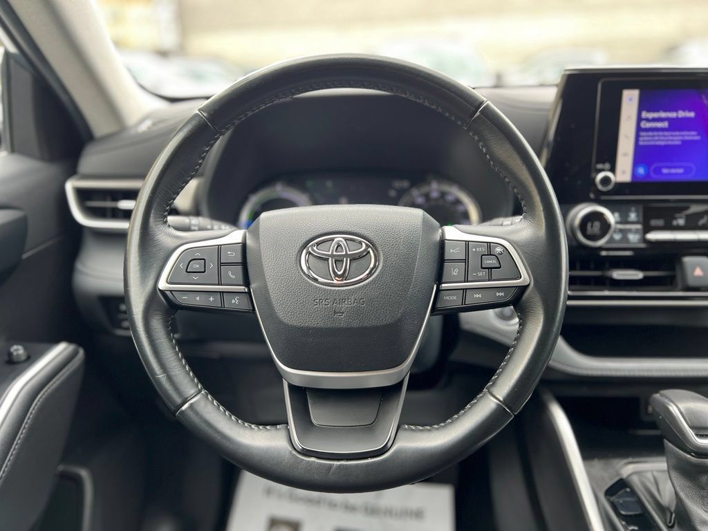 Used 2023 Toyota Highlander LE AWD/4WD image 36