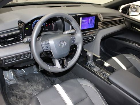 Used 2025 Toyota Camry SE image 14