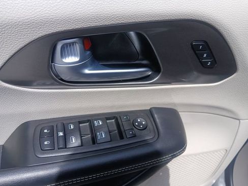 Used 2023 Chrysler Pacifica Touring-L FWD image 14