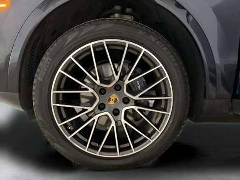 Used 2019 Porsche Cayenne w/ Premium Package image 28