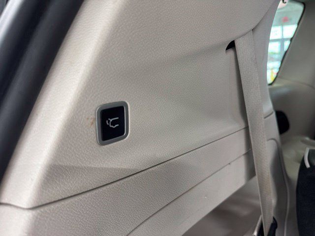 Used 2023 Chrysler Pacifica Limited FWD image 14