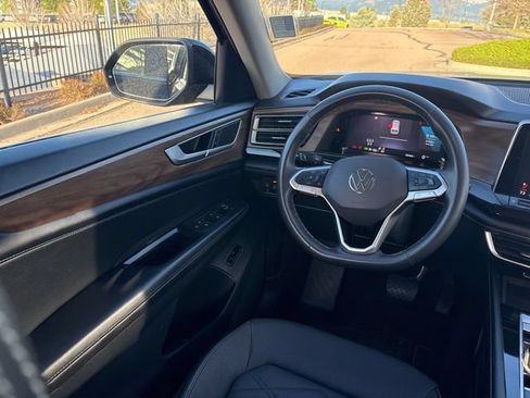 Used 2024 Volkswagen Atlas SE AWD/4WD image 13