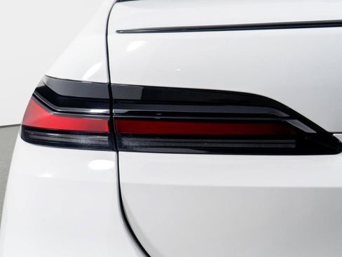 Used 2025 BMW 740i w/ Premium Package RWD image 12