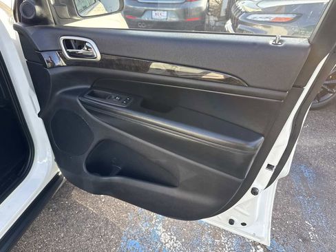 Used 2012 Jeep Grand Cherokee Laredo w/ Laredo E Group image 21