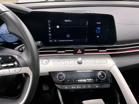 Used 2023 Hyundai Elantra Limited FWD image 5