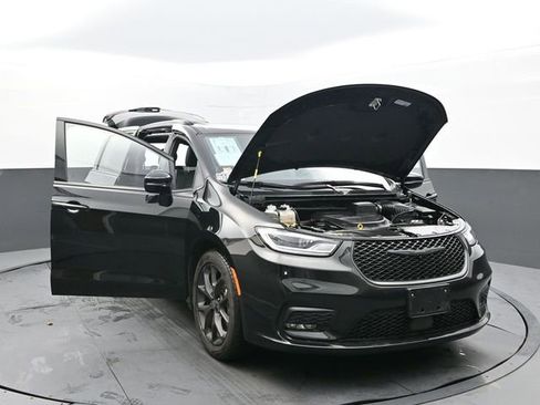 Used 2025 Chrysler Pacifica Limited image 62