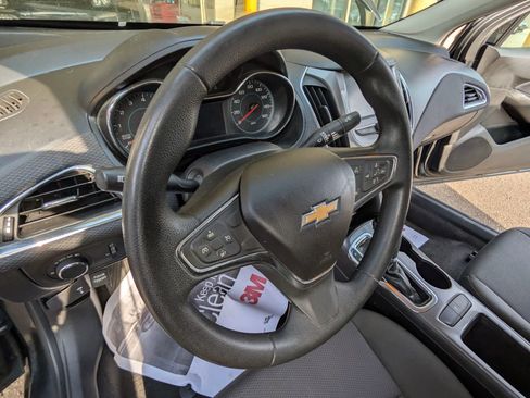 Used 2018 Chevrolet Cruze LT FWD image 10