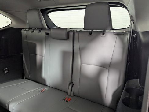 Used 2022 Toyota Highlander XLE image 25