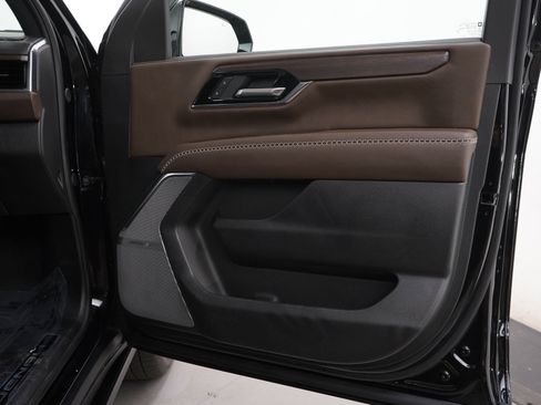 Used 2025 GMC Yukon XL Denali Ultimate AWD/4WD image 11
