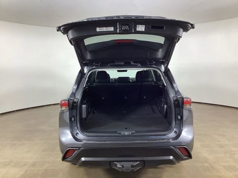 Used 2024 Toyota Highlander XLE AWD/4WD image 12
