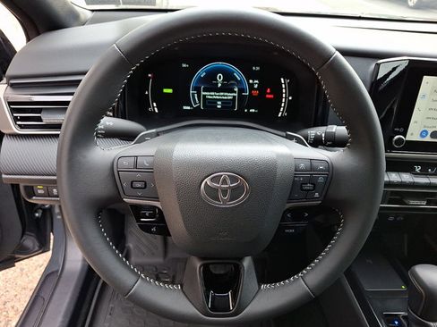 Used 2025 Toyota Camry SE w/ Convenience Package image 19