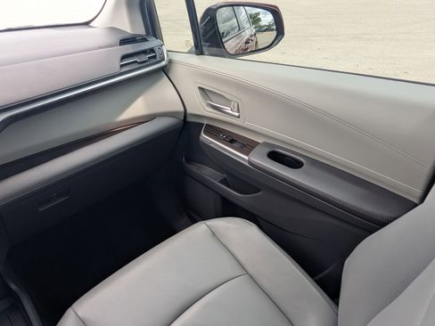 Used 2022 Toyota Sienna XLE FWD image 22
