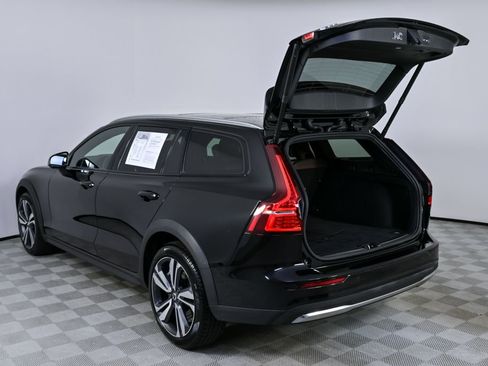 Certified 2025 Volvo V60 B5 Cross Country Plus image 33
