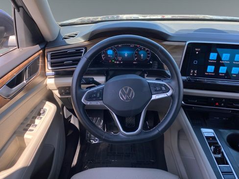 Used 2025 Volkswagen Atlas SE FWD image 12