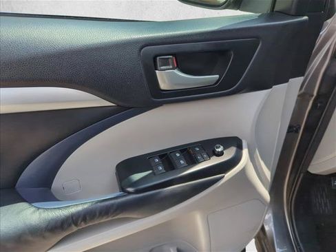 Used 2015 Toyota Highlander XLE FWD image 12