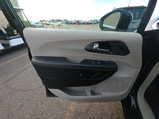 Used 2024 Chrysler Pacifica Limited FWD image 9