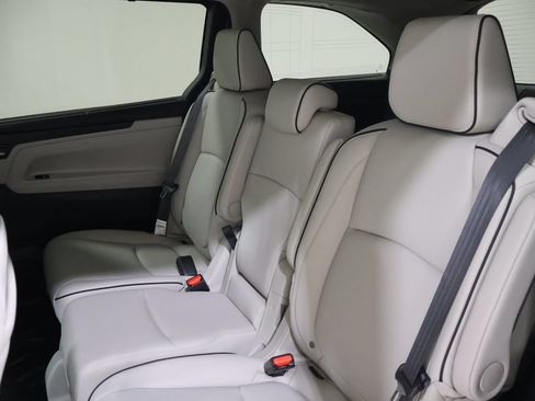 New 2026 Honda Odyssey Touring image 9