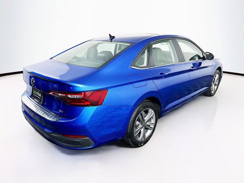 Used 2024 Volkswagen Jetta SE w/ Panoramic Sunroof Package image 9