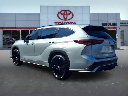 Used 2023 Toyota Highlander XSE FWD image 3