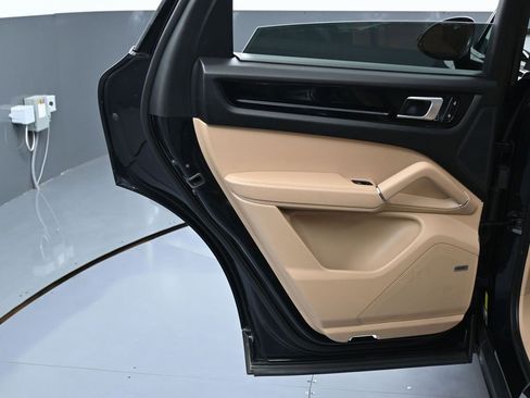 Used 2023 Porsche Cayenne Platinum Edition image 45
