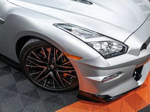 Used 2024 Nissan GT-R Premium w/ Floor Mat Package AWD/4WD image 5