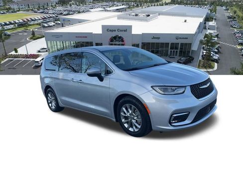 Used 2023 Chrysler Pacifica Touring-L image 11