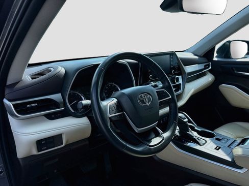 Used 2022 Toyota Highlander XLE FWD image 9